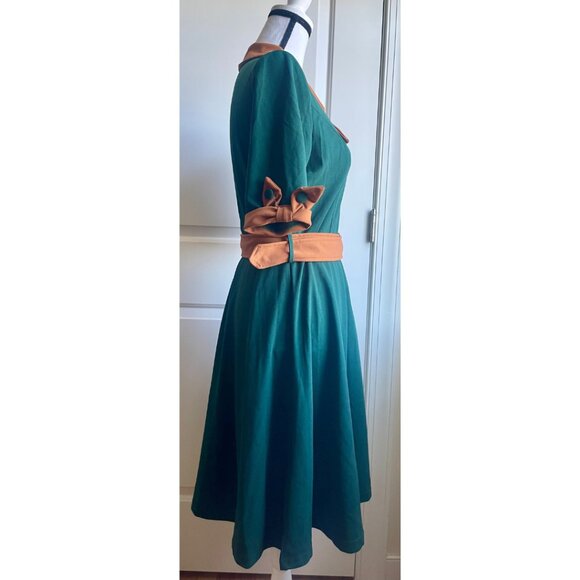 Vintage-Inspired Emerald Green Dress with Contrasting Trim - Picture 2 of 8